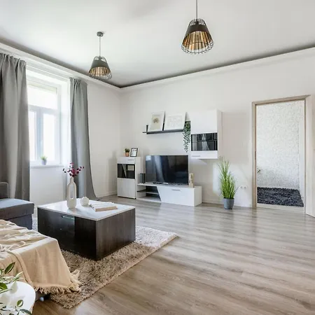 Luxe, Minimal 3dbr Apt-stunning New York Cafe View Apartment *