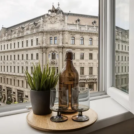شقة Luxe, Minimal 3dbr Apt-stunning New York Cafe View