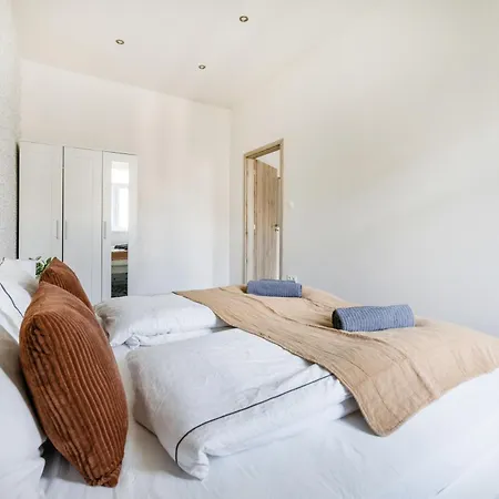 Luxe, Minimal 3dbr Apt-stunning New York Cafe View شقة بودابست