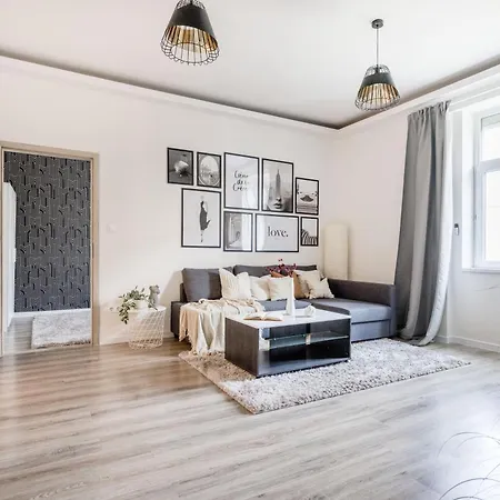 Luxe, Minimal 3dbr Apt-stunning New York Cafe View شقة بودابست