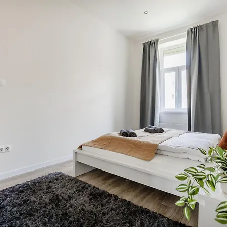 Luxe, Minimal 3dbr Apt-stunning New York Cafe View شقة بودابست