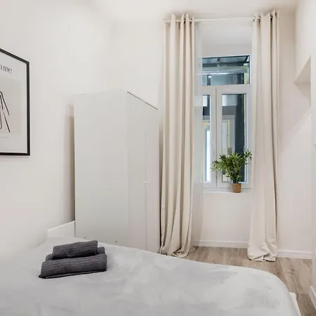 Luxe, Minimal 3dbr Apt-stunning New York Cafe View بودابست