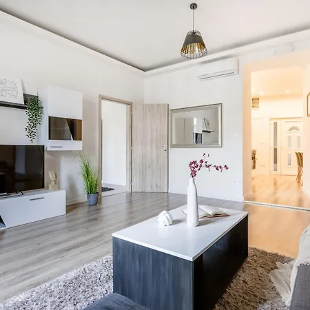 Luxe, Minimal 3dbr Apt-stunning New York Cafe View شقة