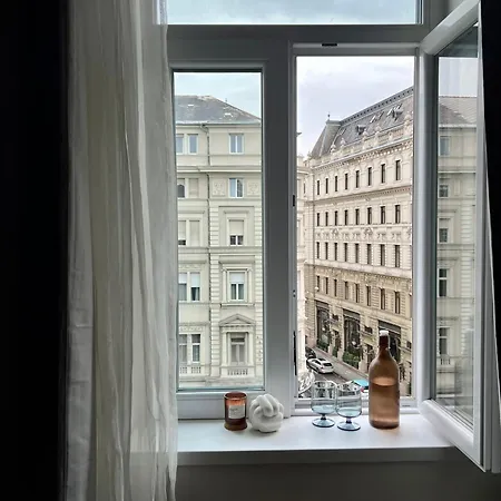 Luxe, Minimal 3dbr Apt-stunning New York Cafe View بودابست